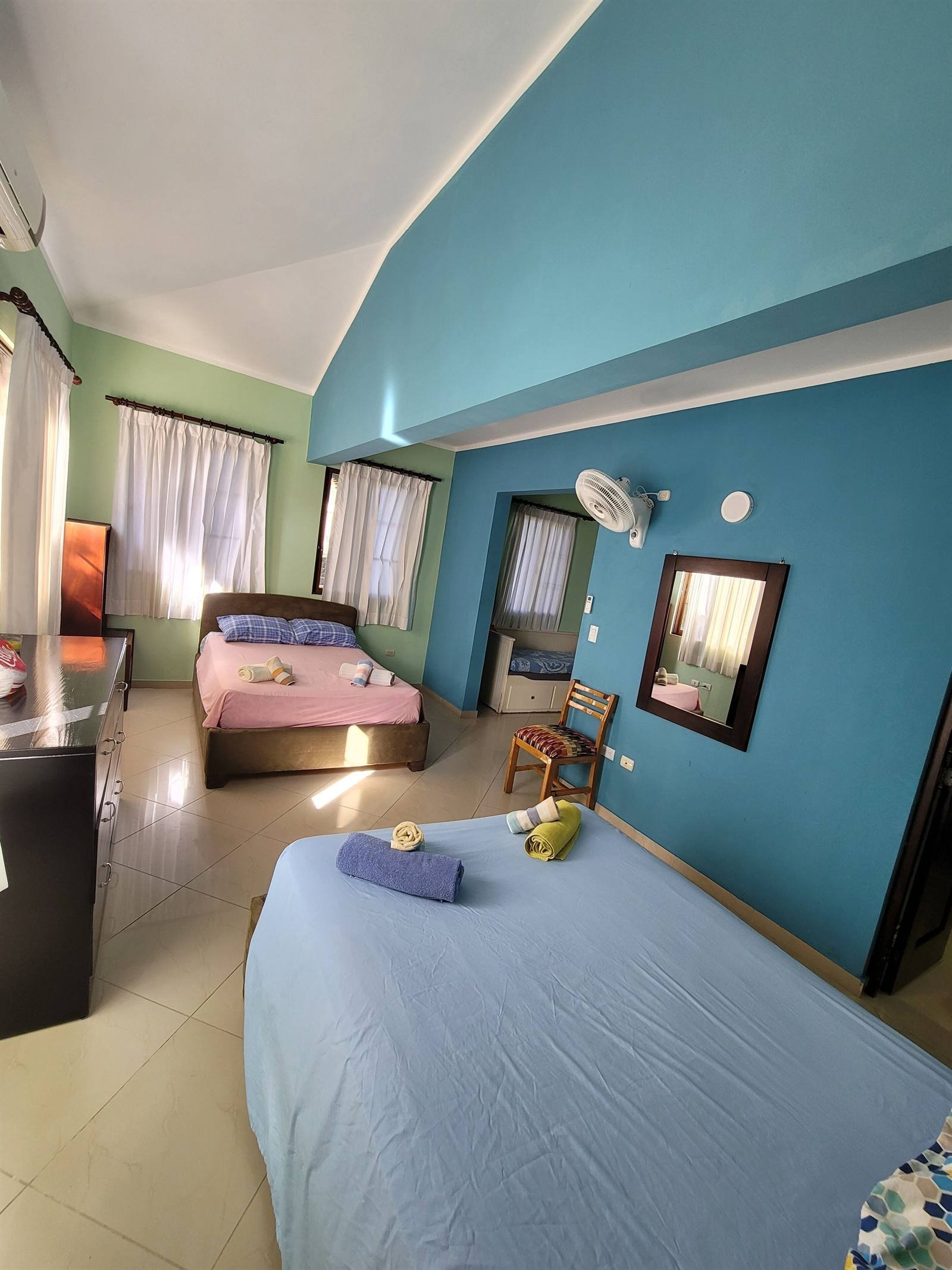 B&B Pavillion: large room with two beds, a desk and a mirror